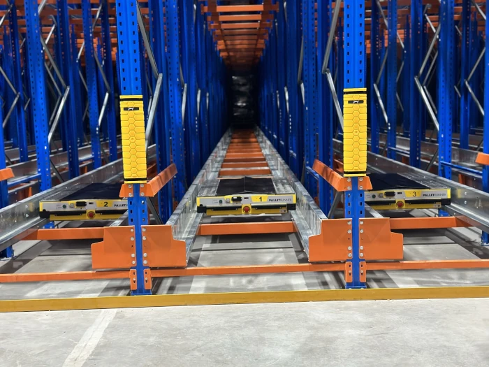 Tres carros PalletRunner alineados al inicio de los canales del rack