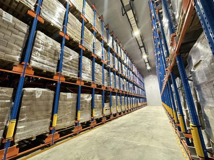 Pasillo de bodega con tarimas almacenadas en el sistema AUTOSAT