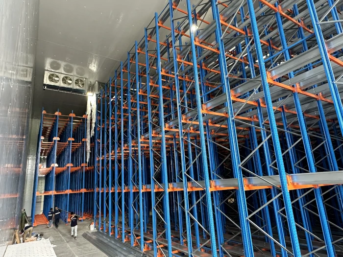 Instalación de AUTOSAT en cámara fría con equipos de refrigeración visibles